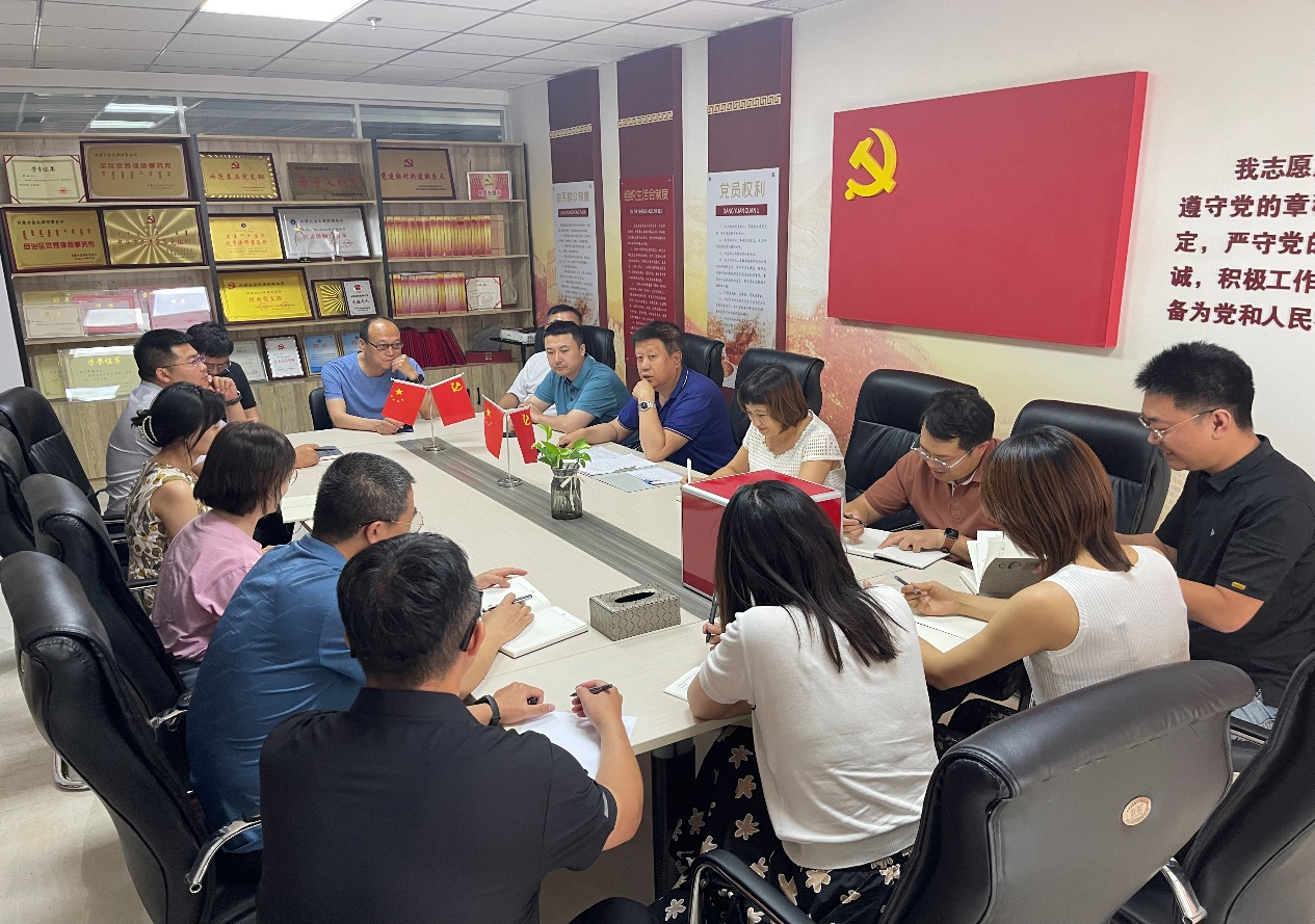 一群人正在听演讲 描述已自动生成