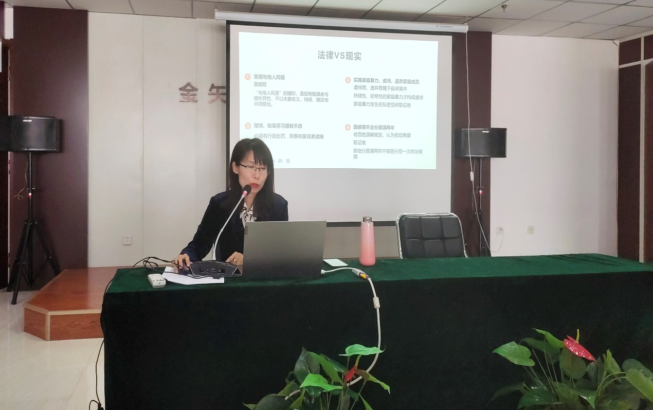 图片包含 室内, 房间, 桌子, 男人 描述已自动生成